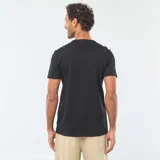 Remera negra de cuello redondo y manga corta, con estampa frontal con texto y diseño gráfico en blanco y negro.