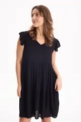Vestido corto de viscosa color beige, sin mangas con volados en las sisas, escote en V y diseño escalonado.