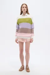 Sweater de punto de algodón con diseño de rayas horizontales multicolor, cuello redondo y mangas largas.