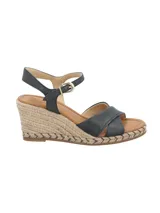 Sandalias negras con tiras cruzadas en el empeine, pulsera con hebilla al tobillo y plataforma de yute.