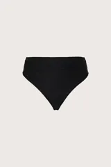 Calzón de bikini tiro alto color negro, con detalles fruncidos en los laterales de la cintura y diseño de cobertura amplia.