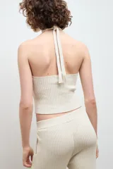 Top halter negro de punto acanalado con cuello halter y abertura en forma de gota en el centro del pecho.