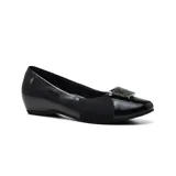 Zapato casual Usaflex de cuero color dorado, con elástico en los laterales y detalle de hebilla con strass.