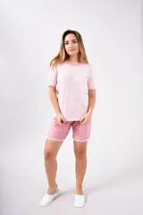 Conjunto de pijama rosa con remera de manga corta y short.