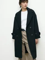 Tapado marrón de paño con doble botonadura, cuello solapa y bolsillos laterales.