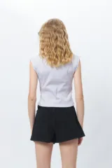 Crop top blanco de algodón, de manga corta con estampa de corazón en llamas.