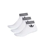 Pack de tres pares de medias tobilleras Adidas color blanco con tres rayas horizontales negras en el borde superior y logo del trifolio en negro en el lateral.