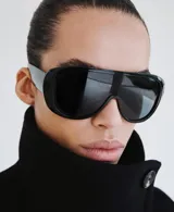 Abrigo largo de paño en color negro, con diseño de doble botonadura, cuello alto y corte estructurado.