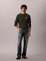 Remera de manga larga Calvin Klein en color verde oscuro, confeccionada en tejido térmico de punto con textura de nido de abeja. Cuenta con cuello redondo, puños acanalados y un pequeño parche con el logo de la marca en el pecho.
