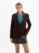 Blazer sastrero color chocolate confeccionado en twill, con solapas de cuero vacuno, bolsillos con tapa y cierre frontal de dos botones.