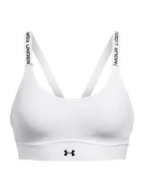 Top deportivo Under Armour de sujeción media, color blanco, con tirantes ajustables que incluyen el logo de la marca y banda elástica inferior con logo central. Cuenta con paneles laterales de malla para ventilación y relleno moldeado.