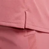 Remera Nike de hombre color salmón, de corte clásico y mangas cortas. Presenta el logo de la marca en el pecho.