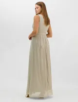 Vestido largo de gasa con hilo metalizado lurex, color beige, con escote en V cruzado y drapeado, cintura alta con aplicaciones de strass y falda larga plisada con movimiento.
