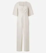 Mono largo color crudo, de corte wide leg, con escote cuadrado, fruncido en el busto, mangas cortas con pliegues en las sisas y cierre por cremallera en la espalda. Confeccionado en tejido viscolino.