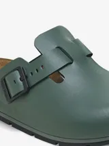Zuecos Birkenstock Boston Pro LE color verde, fabricados en cuero natural recubierto de poliuretano. Cuentan con plantilla anatómica de corcho y látex, entresuela de poliuretano y suela exterior antideslizante de poliuretano termoplástico.