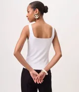 Blusa de canalé color bordo, sin mangas, con escote cuadrado y tirantes anchos.