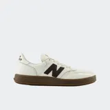 Championes urbanos New Balance modelo 500, con diseño de perfil bajo en color blanco, detalles en marrón oscuro en el logo lateral y suela de goma en tono marrón.