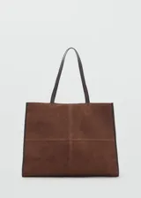 Bolso tipo shopper de piel de serraje en color marrón, con diseño de paneles y doble asa de hombro. Cuenta con cierre de botón magnético y bolsillo interior con cremallera.