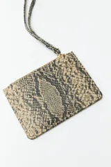 Billetera rectangular color bordó con estampado de piel de serpiente, cierre superior con cremallera, bolsillo frontal y correa de muñeca.