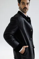 Campera de cuero color marrón claro con cuello de piel sintética color crema.