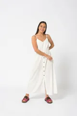 Vestido largo color naranja de breteles finos, con escote en V y botones frontales.