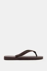 Sandalias planas Havaianas x Zara de diseño clásico tipo ojota, color marrón, con tiras texturizadas y suela de goma con relieve.