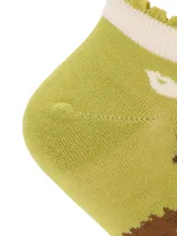 Medias cortas de fibra de bambú en color verde, con estampado de erizos y borde superior con detalle de volados en color crema.