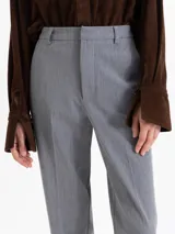 Pantalon de corte recto confeccionado en twill, con bolsillos diagonales en el frente y bolsillos ojal en la parte trasera. Presenta un detalle de pasador metálico en una de las presillas de la cintura.