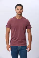 Remera básica de manga corta con cuello redondo, confeccionada en tejido de algodón. Presenta un pequeño logo bordado en el pecho.