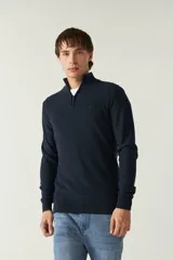 Sweater azul marino de punto con cuello alto y medio cierre con cremallera. Tiene mangas largas y logo bordado en el pecho. Corte regular.