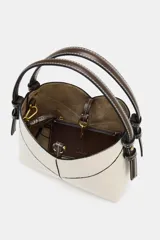 Bolso tipo mini shopper confeccionado en material trenzado color beige, con detalles en cuero sintético marrón. Presenta una estructura rígida con forma de V en la parte superior, asas de mano fijas y correa bandolera extraíble. Incluye una cartera interior con cierre.