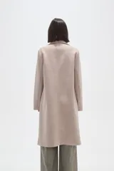 Tapado de corte recto con solapas clásicas y cierre frontal de un botón. Presenta mangas largas y bolsillos laterales integrados.