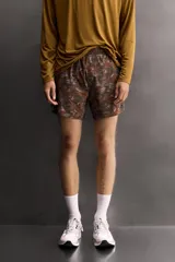 Shorts deportivos de Zara Athleticz confeccionados en tejido técnico ligero con estampado camuflado en tonos marrones y naranjas. Poseen cintura elástica ajustable, forro interior y aberturas en el bajo.