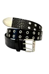 Cinturón negro con textura símil cuero de cocodrilo, hebilla metálica plateada y doble hilera de ojales metálicos.