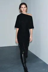 Vestido midi de terciopelo con cuello asimétrico fluido, manga corta y detalle de drapeado lateral.