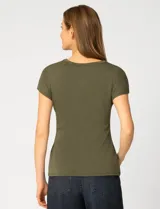 Remera de manga corta color verde militar, con cuello redondo y detalle de lazo ajustable en el lateral de la cintura que crea un efecto drapeado.