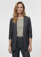 Blazer de corte regular color gris oscuro melange, con cuello solapa y bolsillos frontales. Las mangas están remangadas.