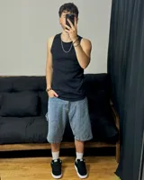 Musculosa negra de morley con corte ajustado.