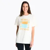 Remera de manga corta color crema con cuello redondo. Presenta un estampado gráfico frontal con la marca Merrell y motivos abstractos en tonos naranja y celeste.