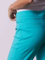 Pantalón verde esmeralda de gabardina elastizada, marca Zac & Rachel, de corte recto con pretina ancha pespunteada y largo al tobillo. Presenta bolsillos simulados.
