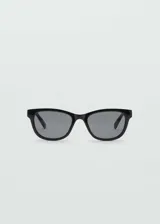 Gafas de sol con montura de pasta negra y lentes oscuras, de diseño clásico y atemporal.