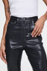 Pantalón de tiro alto de denim con acabado simil cuero de color negro, diseño clásico de cinco bolsillos y silueta recta con ligera amplitud en las botamangas.