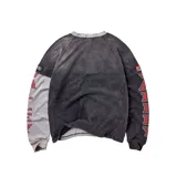 Camiseta de manga larga estilo raglán con efecto desgastado, en colores gris y negro. Cuenta con estampado frontal de estilo universitario con texto y figuras de panteras, además de letras estampadas en las mangas.