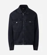 Campera de jean color negro con lavado desgastado, corte boxy, cuello camisero, cierre frontal con cremallera y dos bolsillos frontales con solapa y botón.