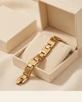 Pulsera de eslabones rectangulares planos con baño de oro, diseño minimalista y cierre integrado.