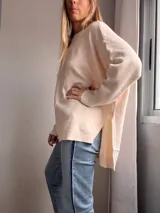 Sweater color crudo de tejido de punto, con cuello redondo y corte holgado.