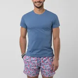 Remera azul de algodón con cuello redondo, manga corta, corte regular, bolsillo frontal tipo parche e isotipo bordado.