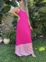 Vestido largo negro con tirantes gruesos con detalle de tachas.