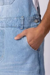 Jardinero de jean en color celeste claro con lavado desgastado. Presenta un diseño clásico con bolsillo frontal en el pecho, breteles regulables con hebillas metálicas y corte relaxed de pierna recta.