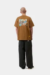 Remera Carhartt WIP S/S Primary de manga corta, color marrón, con diseño estampado gráfico en el pecho.